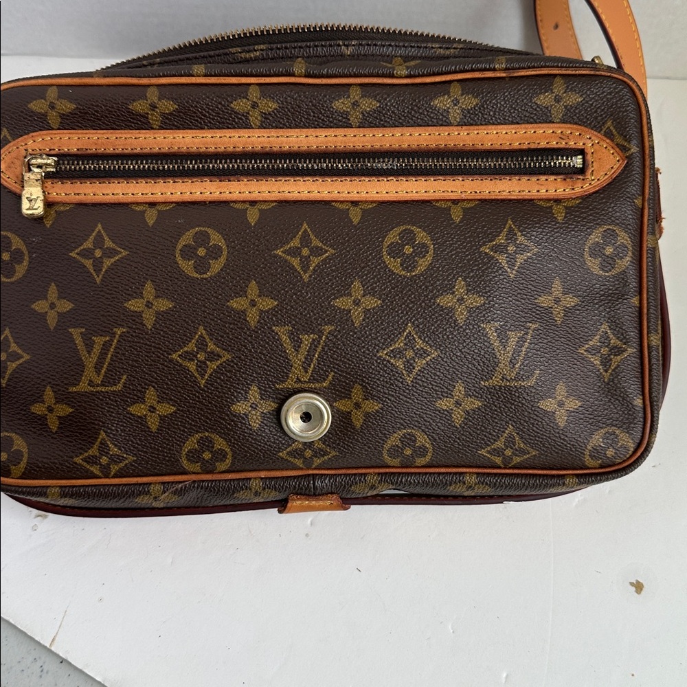 Louis Vuitton monogram Saint Germain
Date Code NO or D 0909
11” x 8” x 2” - Picture 8 of 15